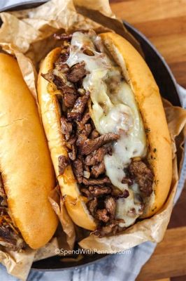  Philly Cheesesteak: แซนวิชเนื้อย่างสุดฟินกับชีสละลายเยิ้มที่ทำให้ลิ้นร่าเริง!