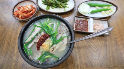  Dwaeji Gukbap: อร่อยล้ำด้วยรสชาติเข้มข้นและเนื้อหมูที่ละลายในปาก!