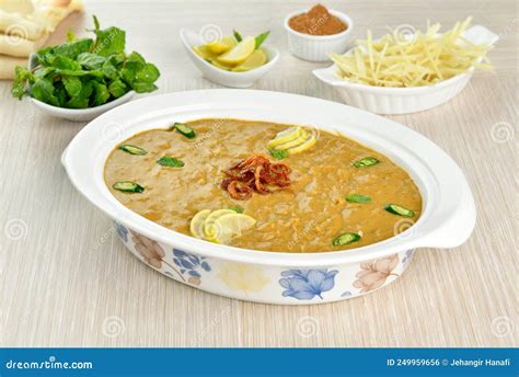  Haleem ซุปเนื้อละเอียดสุดเนียน ที่ถูกตีจนเนื้อและธัญพืชกลายเป็นครีมข้น